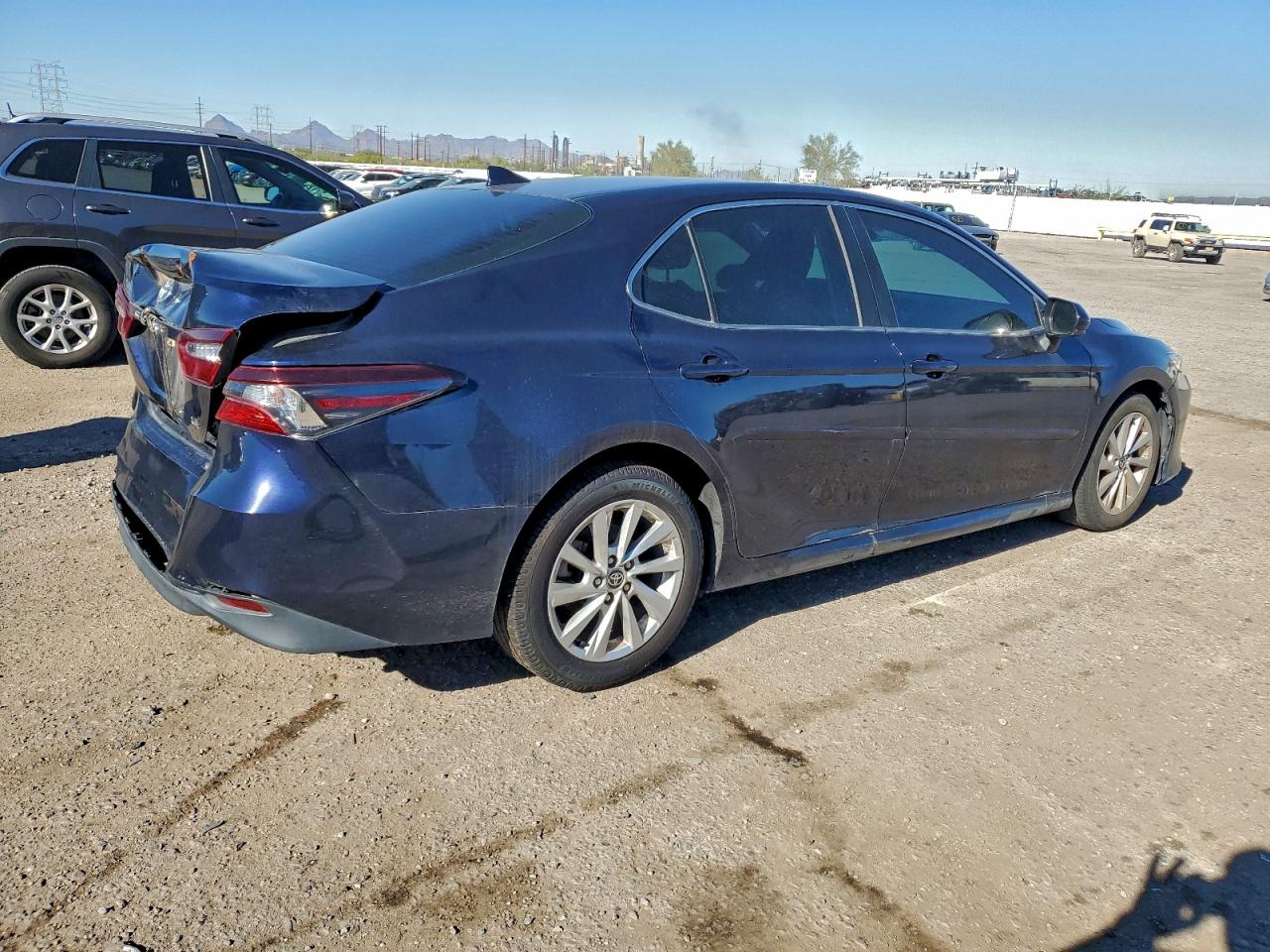 Toyota Camry Le Image 11