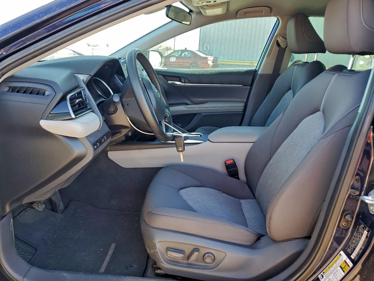 Toyota Camry Le Image 4