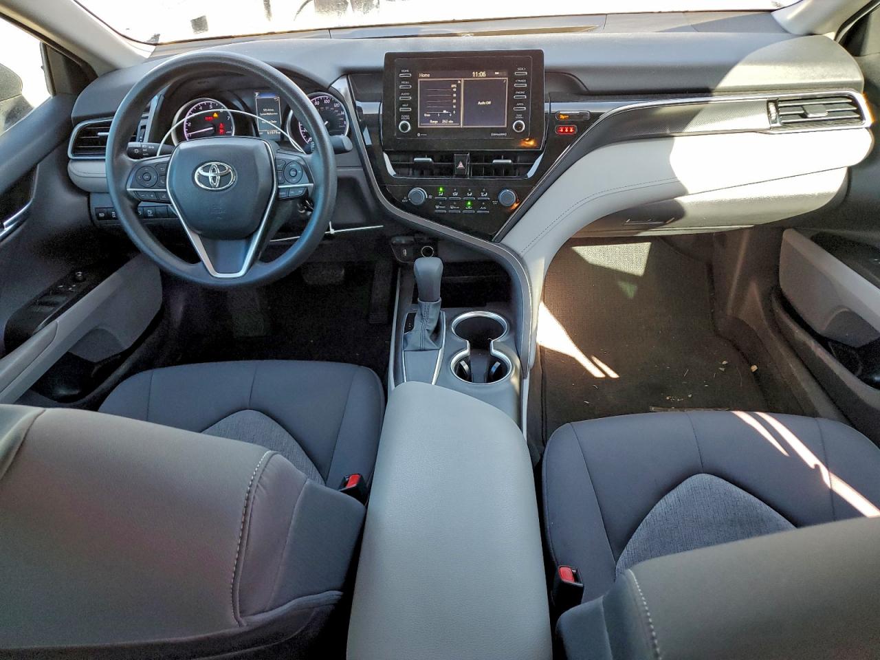 Toyota Camry Le Image 5