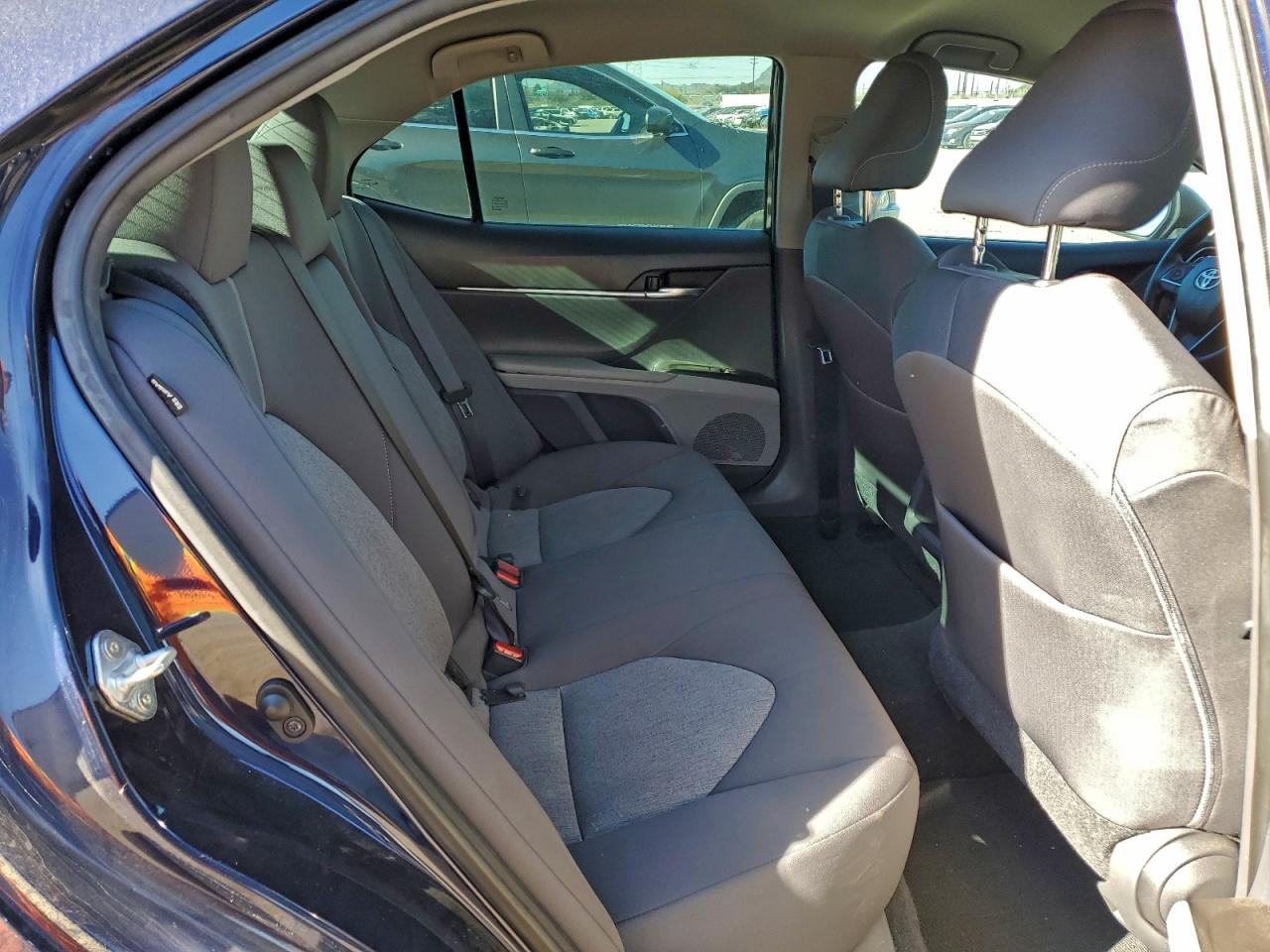 Toyota Camry Le Image 6