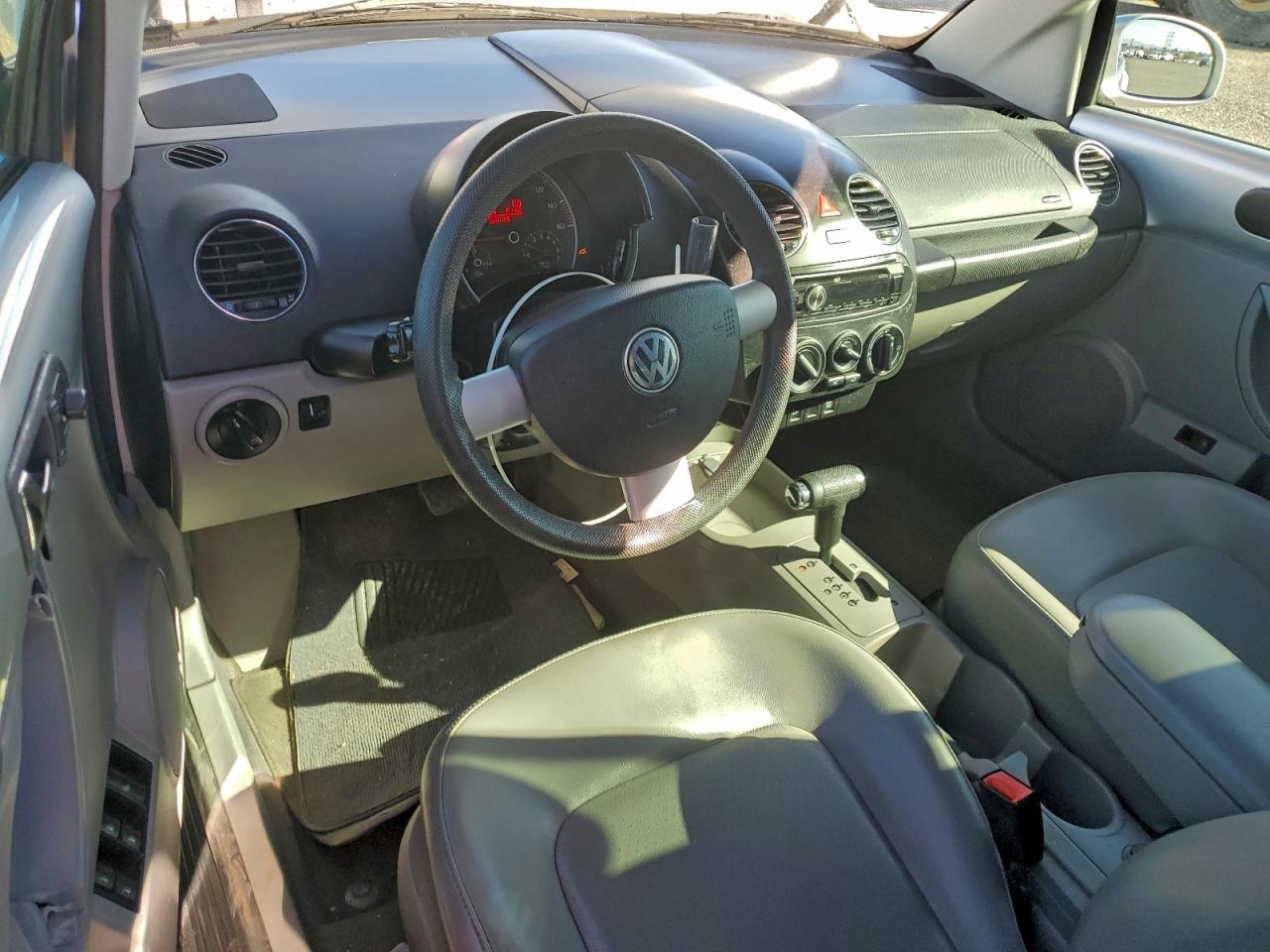 Volkswagen Beetle Convertible Image 5