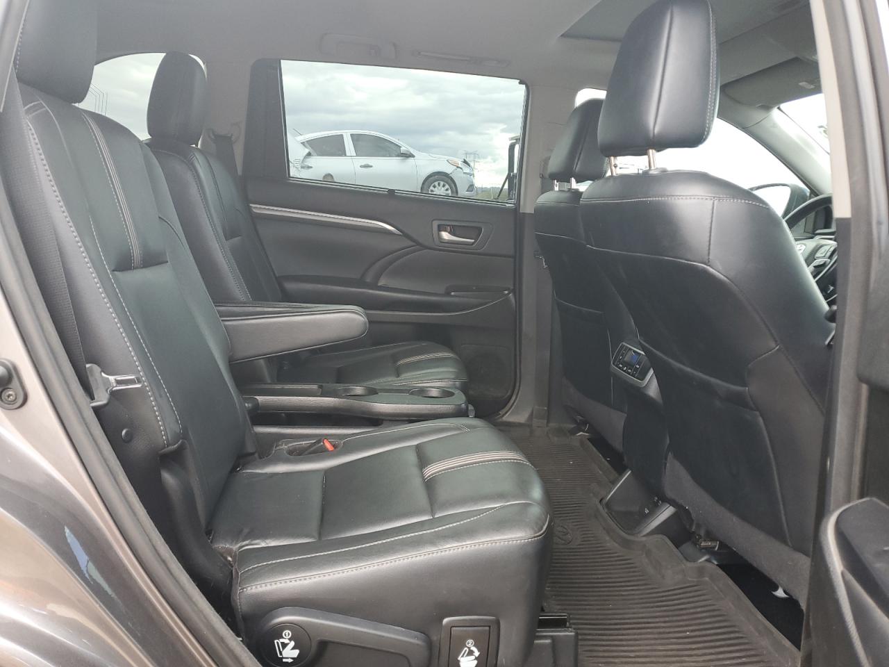 Toyota Highlander Se Image 10