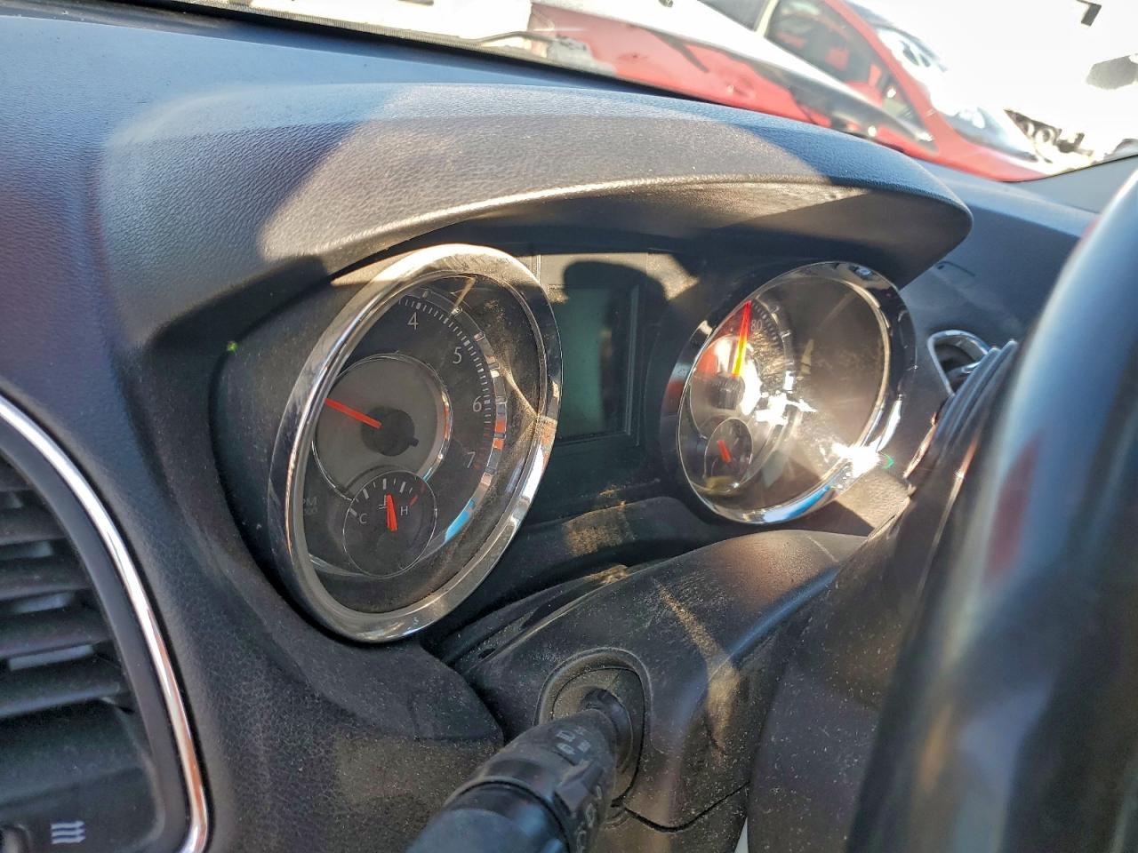 Chrysler Minivan Touring Image 3