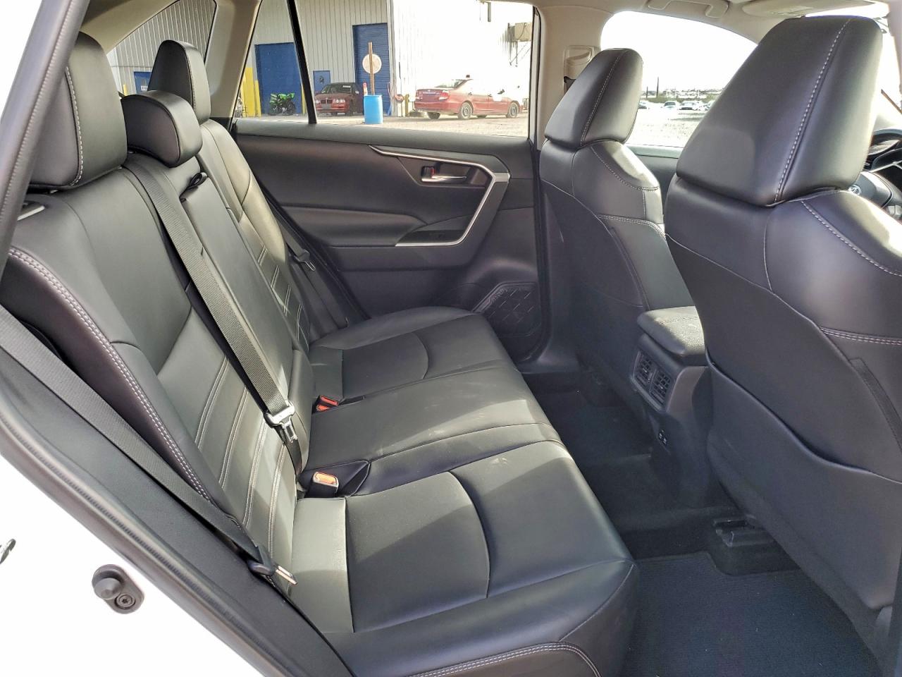 Toyota RAV4 Xle Premium Image 7