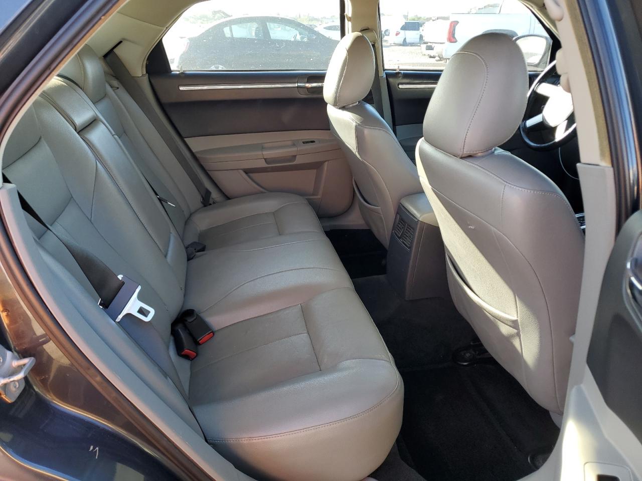 Chrysler 300 Touring Image 12