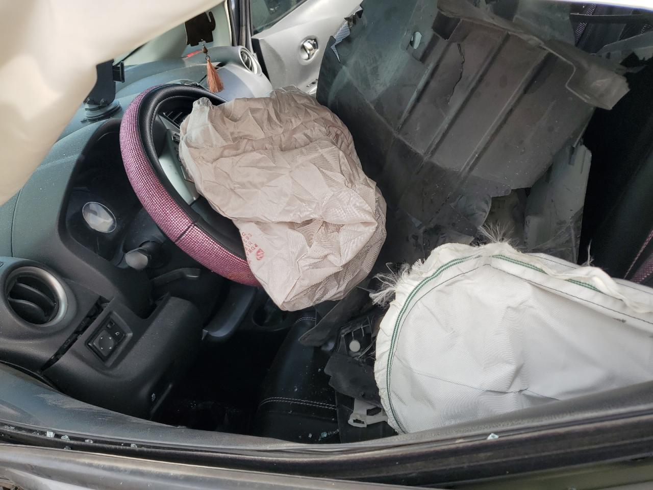 Nissan Versa S Image 8