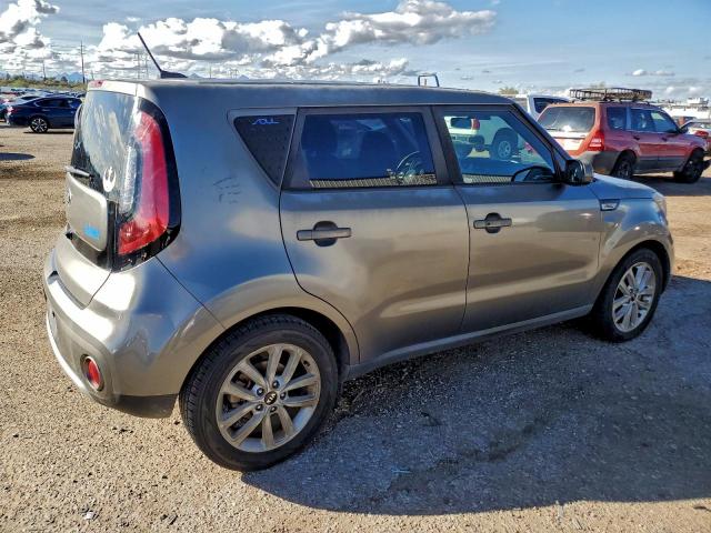 Kia Soul + Image 12