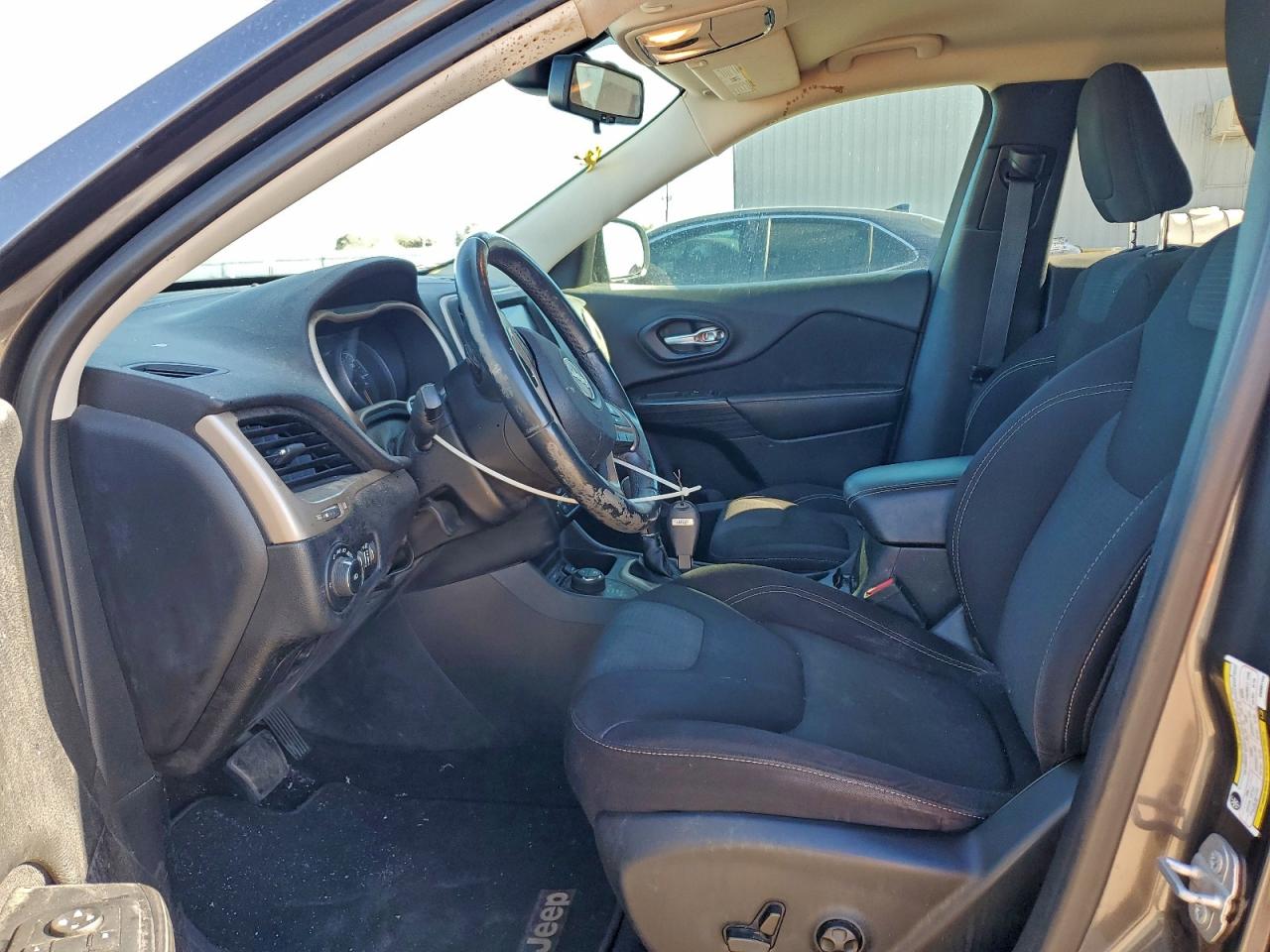 Jeep Grand Cherokee Latitude Image 3