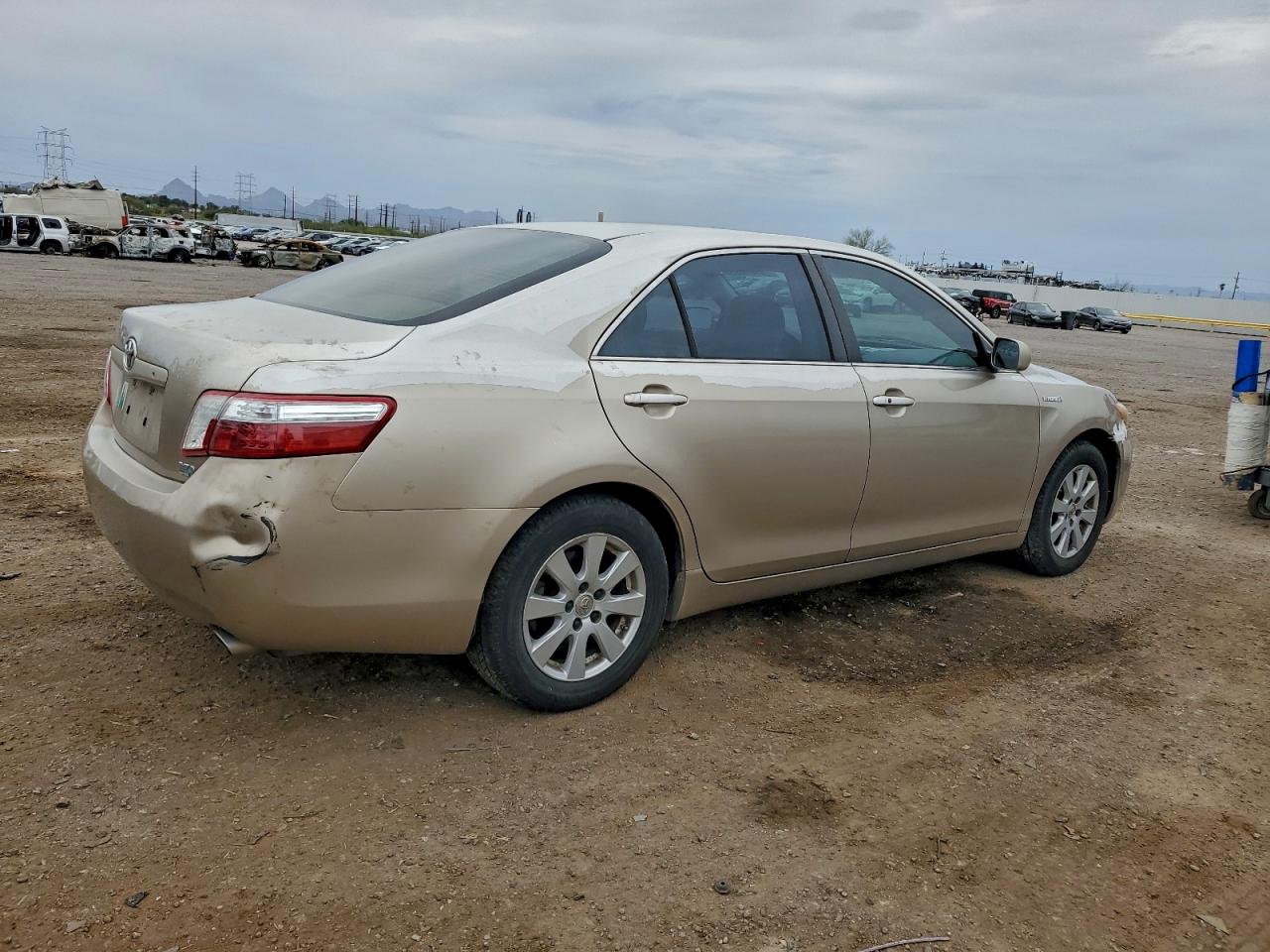 Toyota Camry Hybrid Image 2