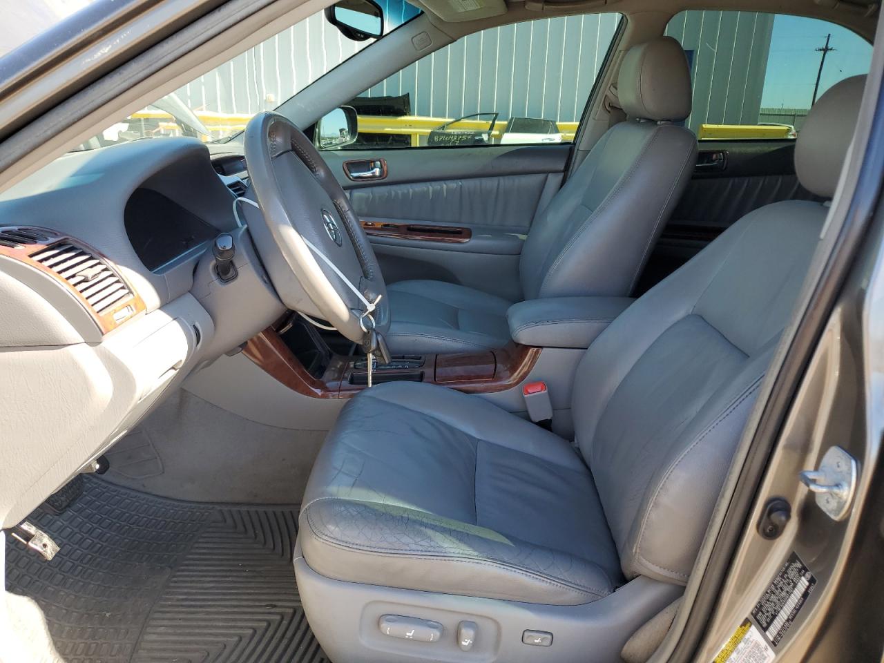 Toyota Camry Le Image 6