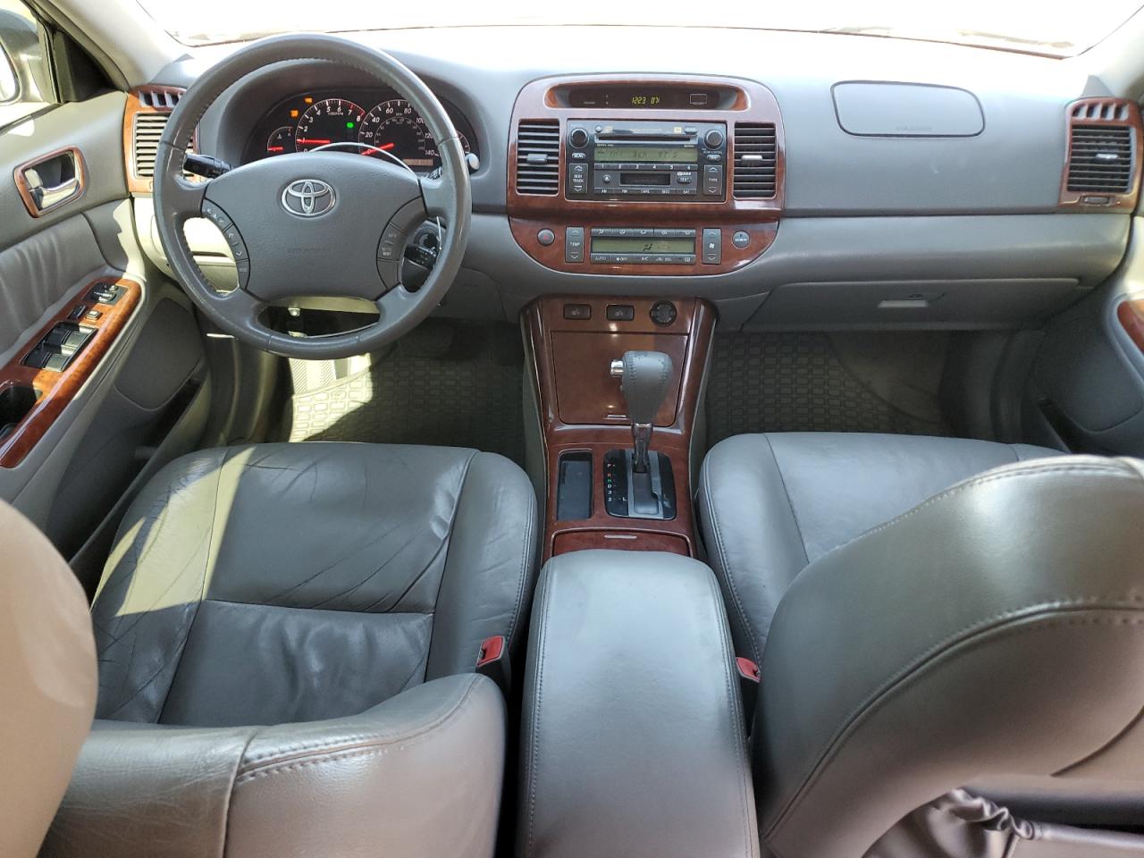 Toyota Camry Le Image 12