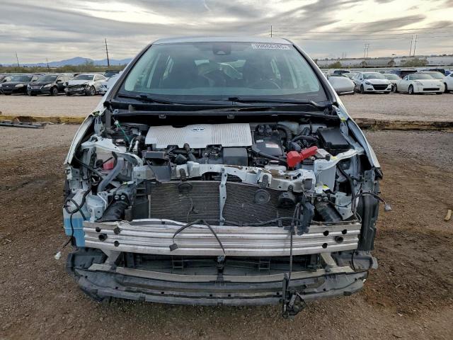 Toyota Prius Le Image 3