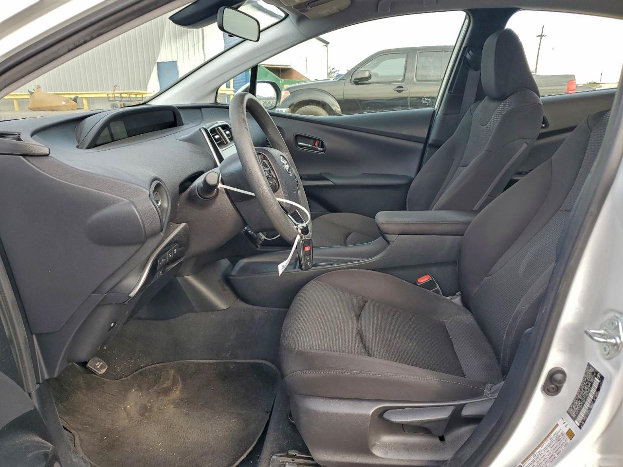 Toyota Prius Le Image 4